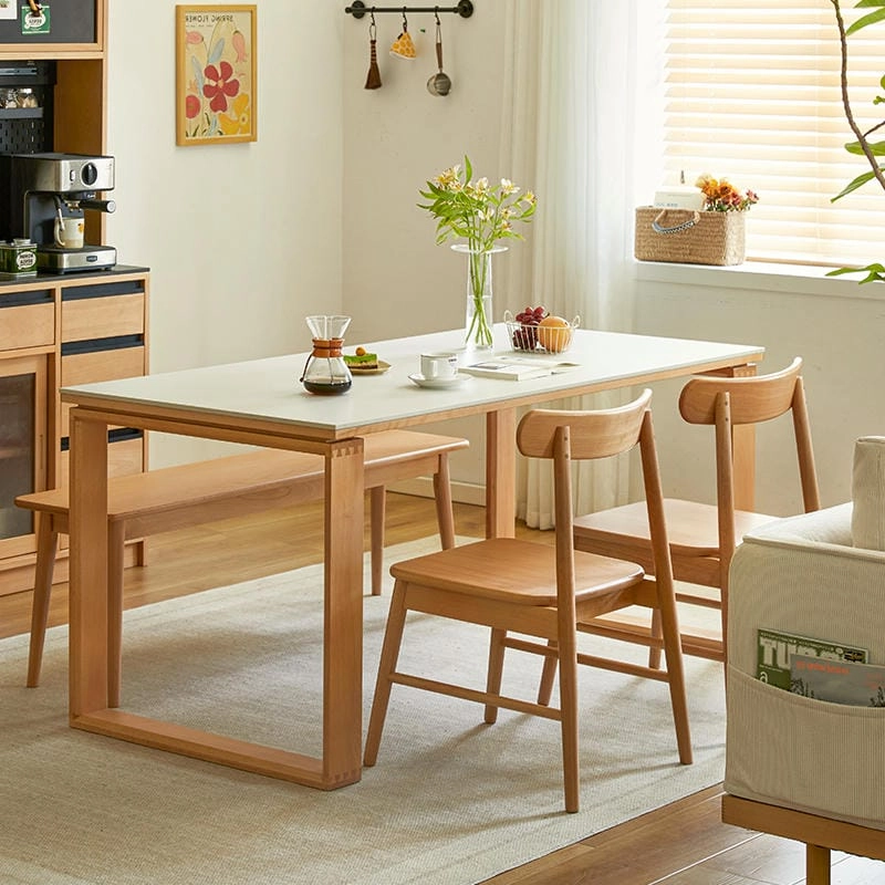 Bình hoa trang trí bàn ăn tạo nét thanh lịch