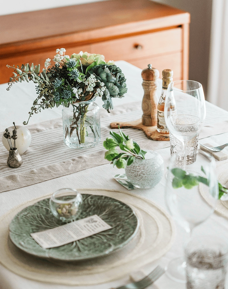 Bình hoa để bàn ăn mang lại không khí ấm cúng