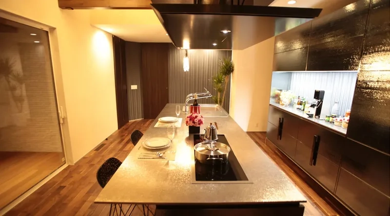 Căn bếp hiện đại nhờ mặt đá bàn đảo bếp hiện đại