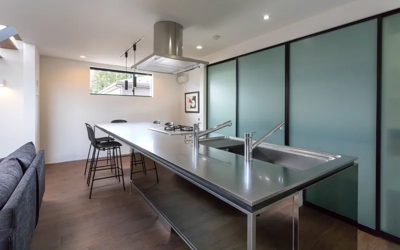 Sang trọng đẳng cấp cùng mặt đá bàn đảo bếp sang trọng