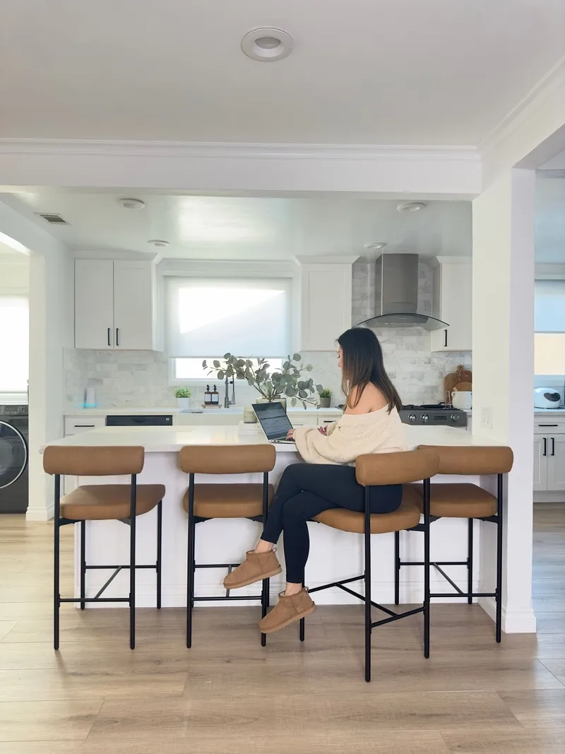 Căn bếp hiện đại tiện nghi nhờ quầy bar ngăn bếp và phòng khách hiện đại sang trọng