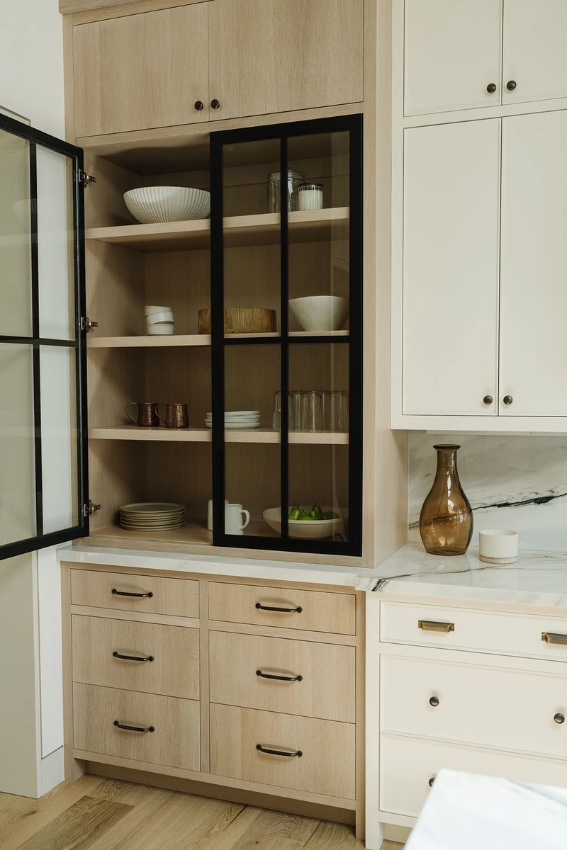 Thiết kế tinh gọn từ tủ bếp cánh kính viền nhôm