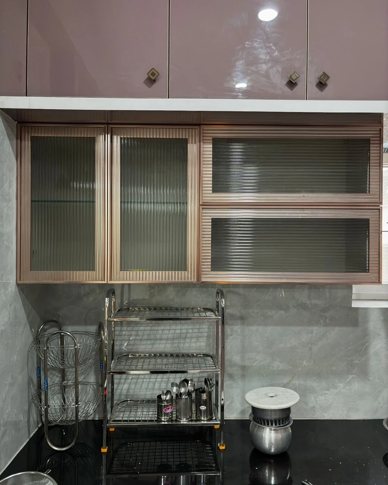 Thiết kế gọn gàng từ tủ bếp cánh kính chữ I