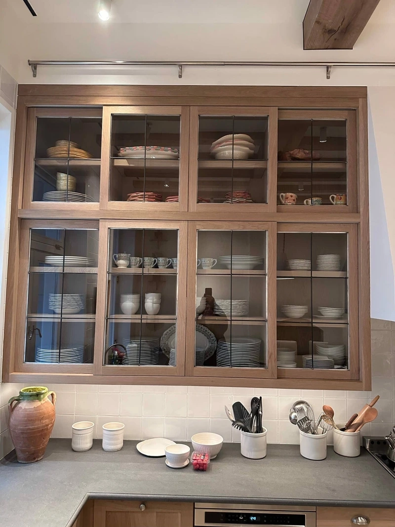 Tăng khả năng lưu trữ với tủ bếp cánh kính cao kịch trần