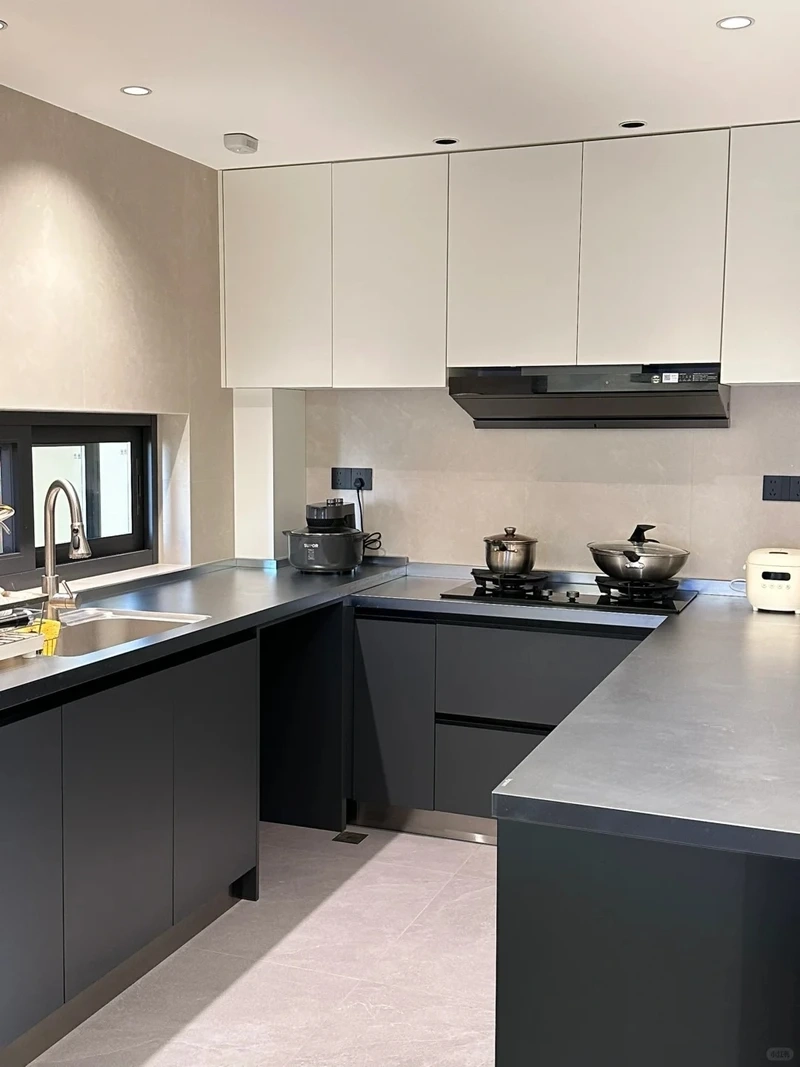 Sáng bóng tinh tế tủ bếp chữ U acrylic