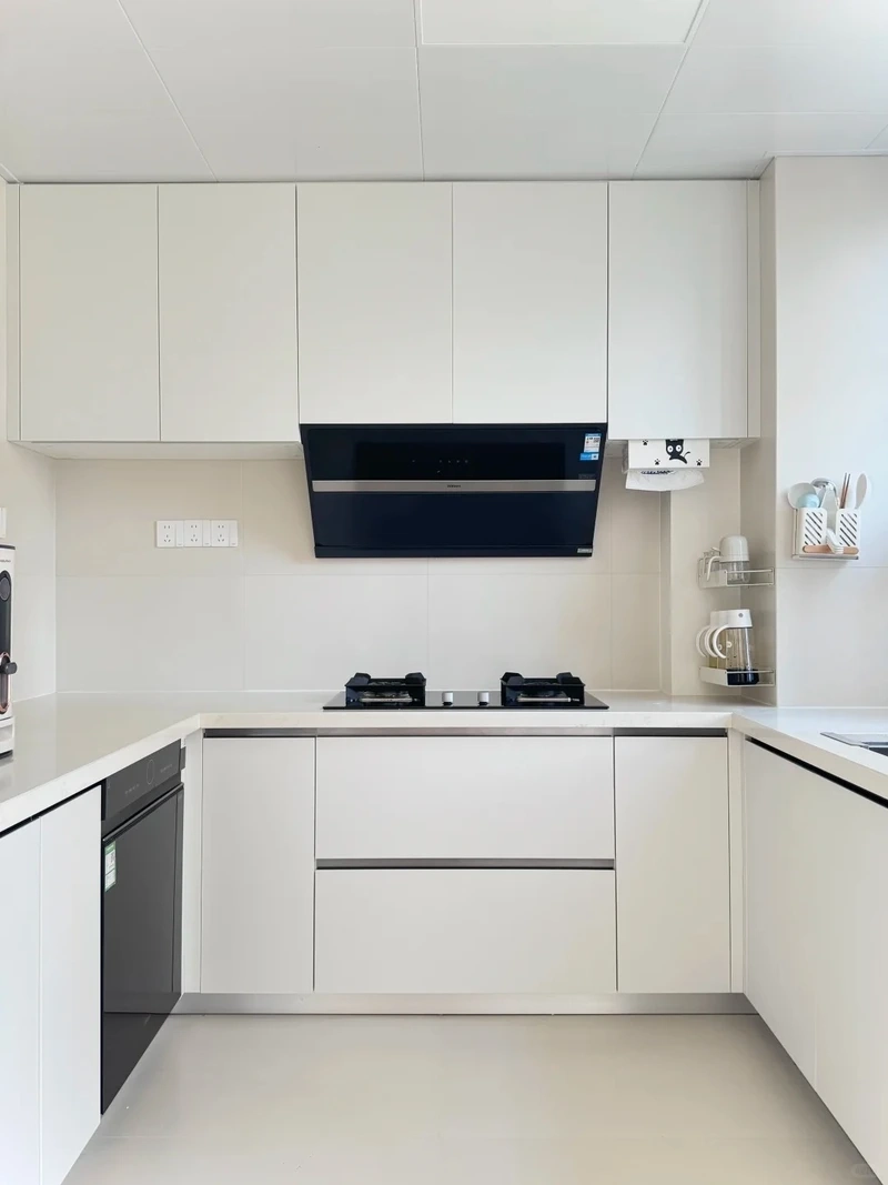 Gu sống tinh giản tủ bếp chữ U tối giản