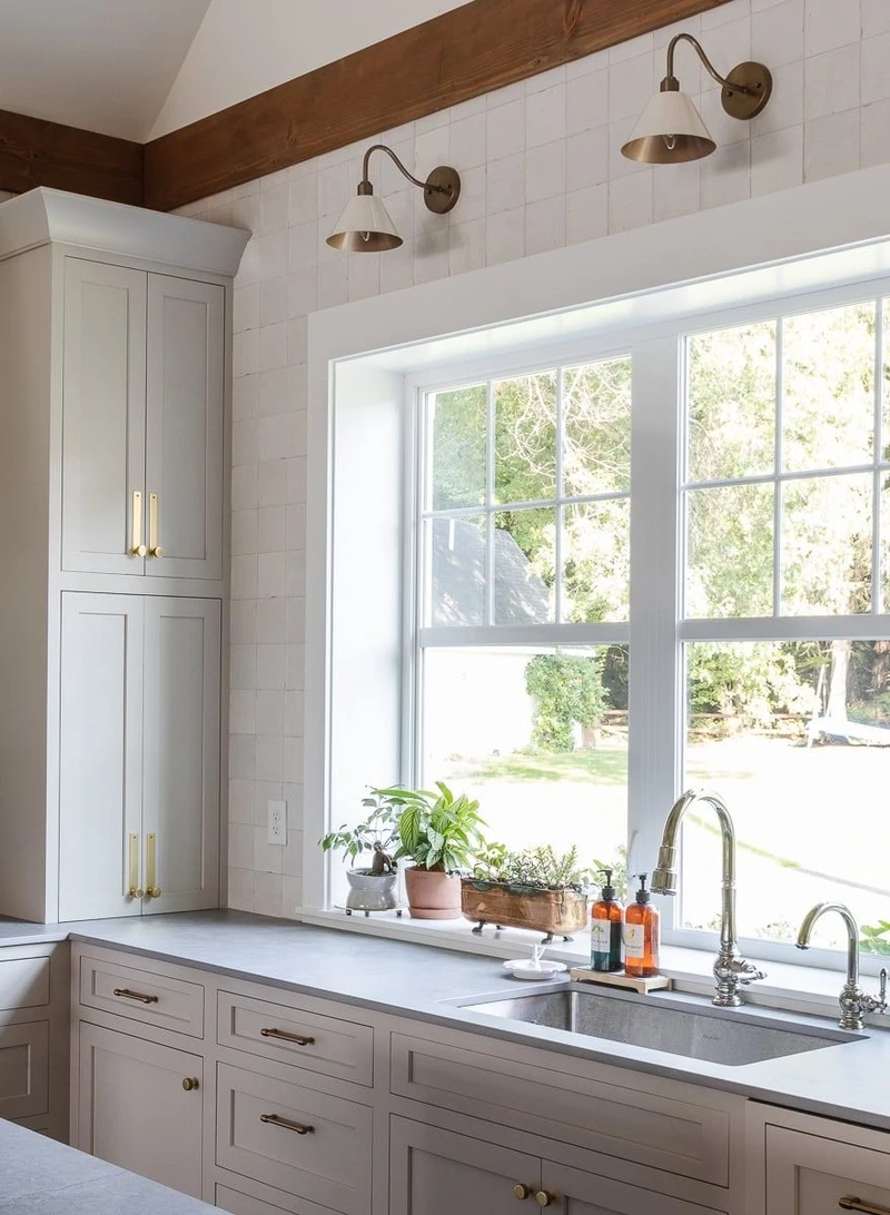 Lựa chọn thông minh cho tủ bếp tân cổ điển chung cư