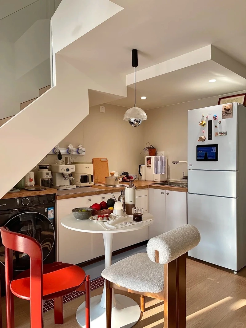 Thiết kế gọn gàng với tủ bếp gầm cầu thang chữ i