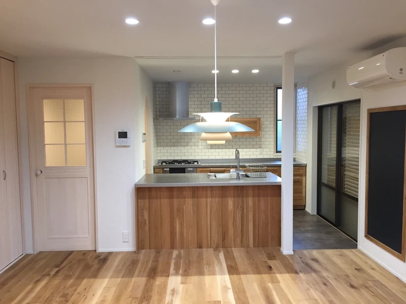 Nhà gọn gàng hơn nhờ tủ bếp gỗ công nghiệp nhỏ gọn