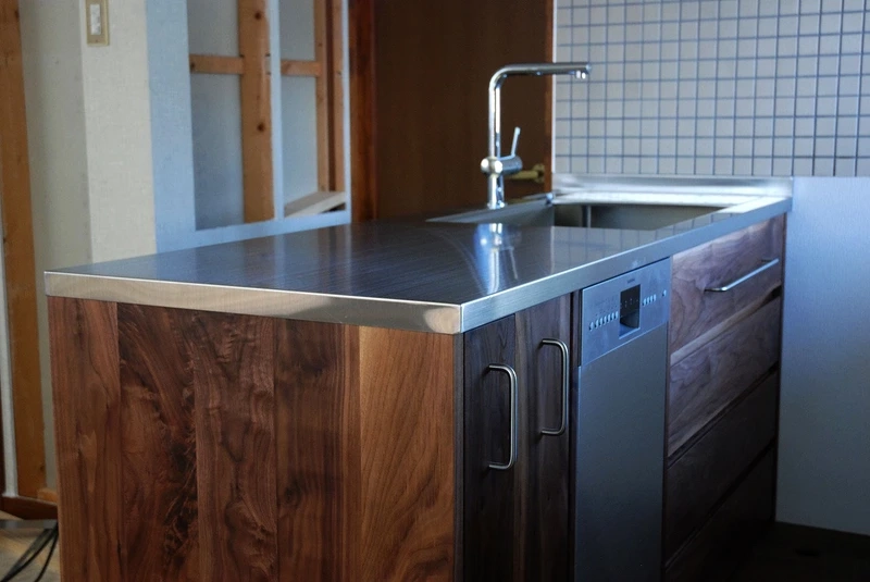 Vẻ cuốn hút từ tủ bếp gỗ óc chó đẹp đẳng cấp