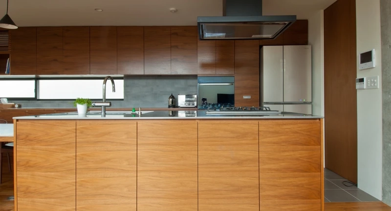 Phong cách sống sang cùng tủ bếp gỗ óc chó sang trọng