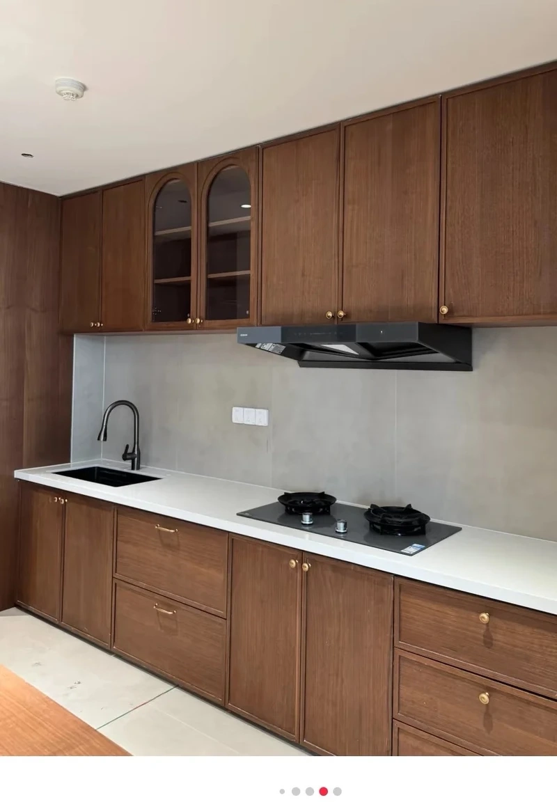 Tận dụng diện tích với tủ bếp gỗ óc chó tối ưu không gian