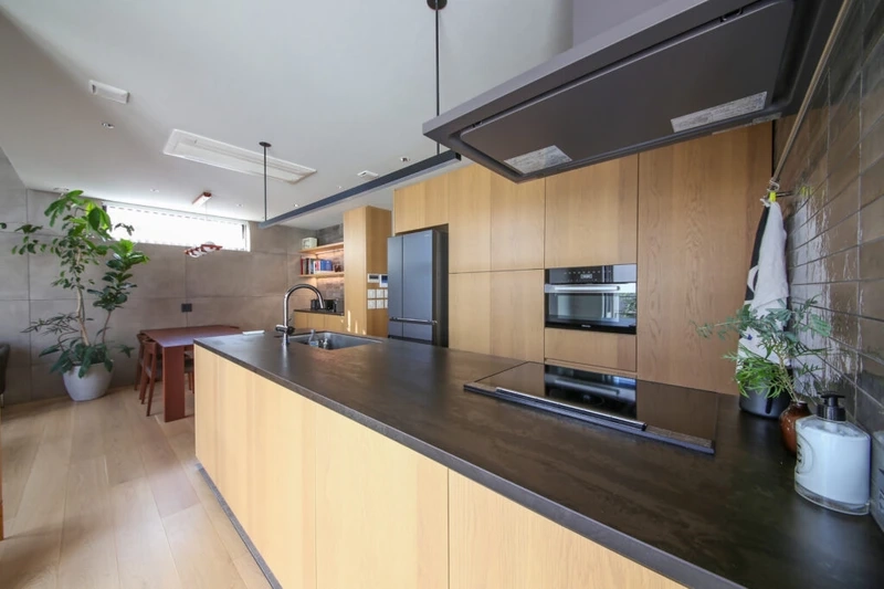 Yên tâm sử dụng với tủ bếp gỗ sồi chống ẩm