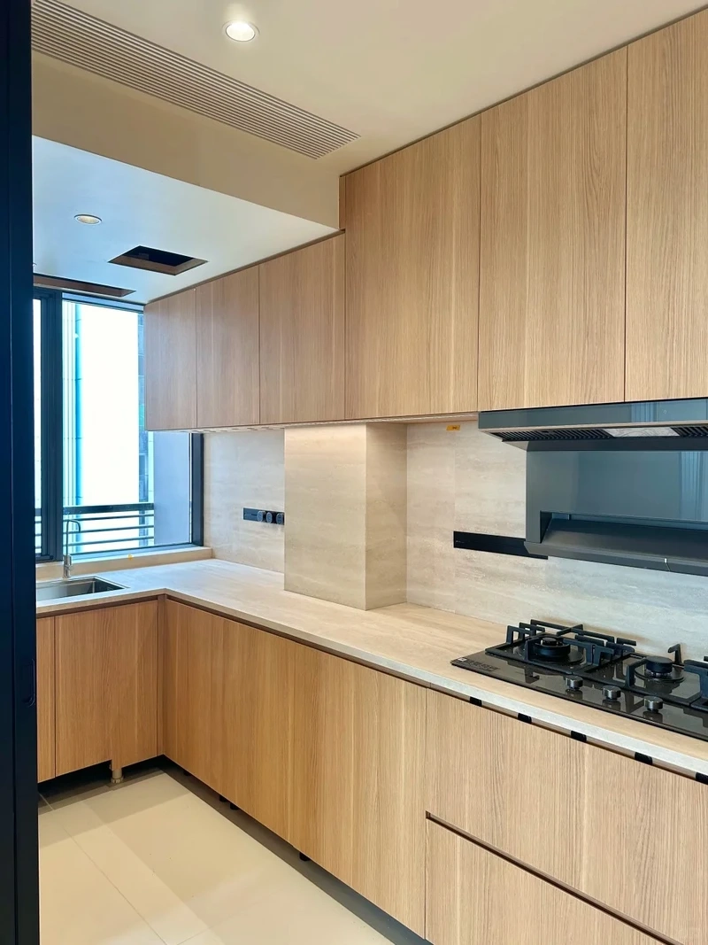 Tinh hoa nội thất với tủ bếp gỗ tự nhiên tân cổ điển