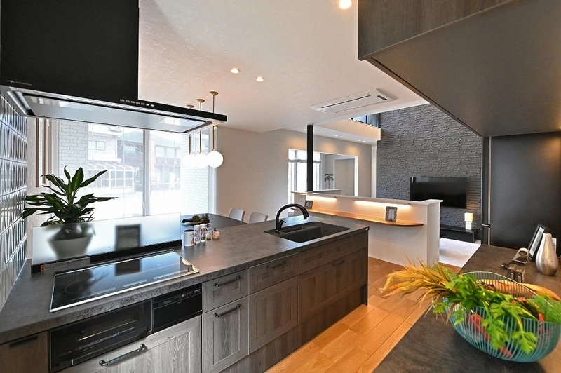 Bếp rộng rãi hơn nhờ tủ bếp hiện đại chữ U hiện đại