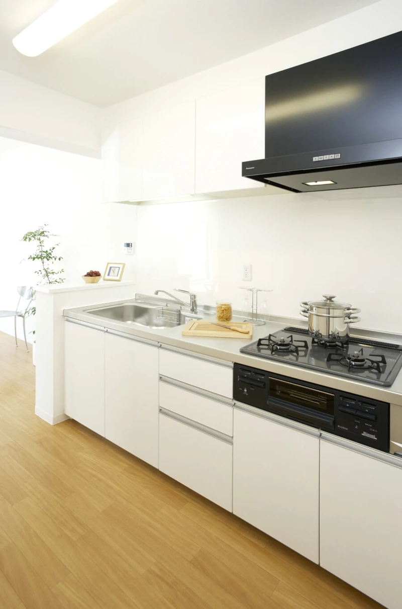 Không gian sáng thoáng cùng tủ bếp laminate màu trắng