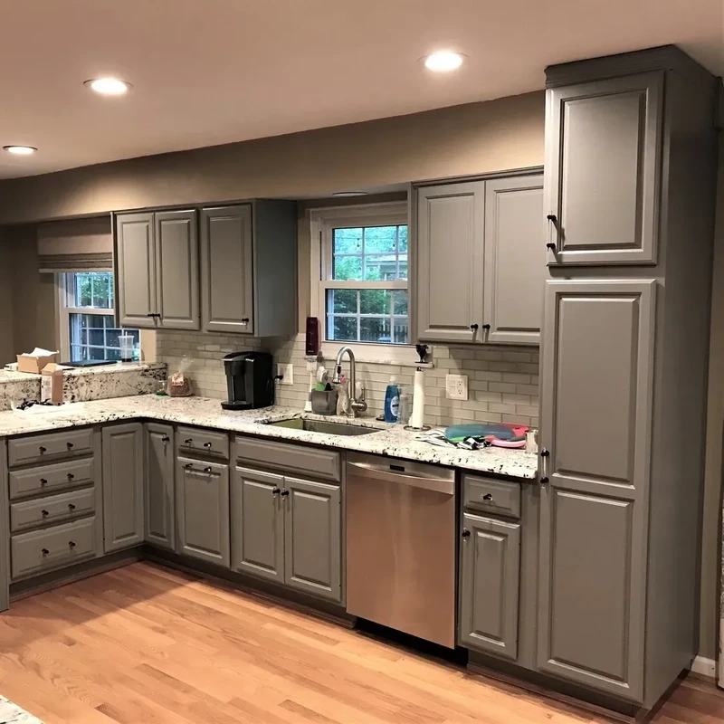 Bố trí khoa học cùng tủ bếp màu ghi chữ L