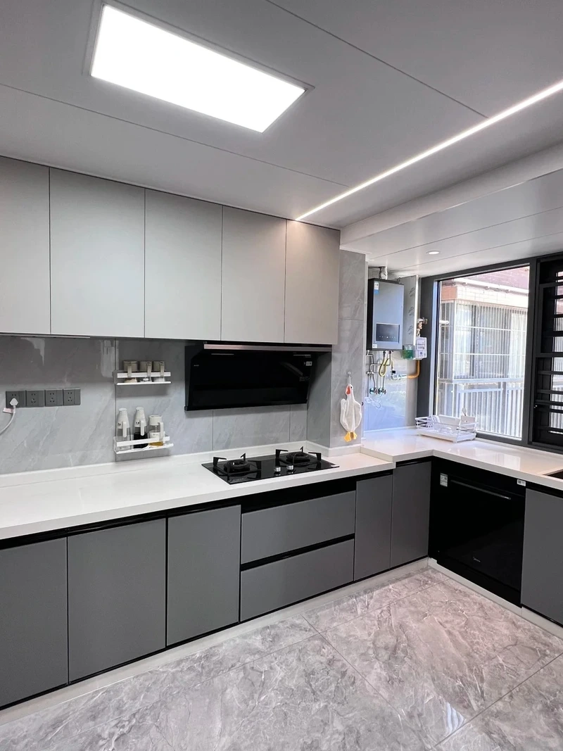 Thiết kế gọn gàng của tủ bếp màu ghi chữ I