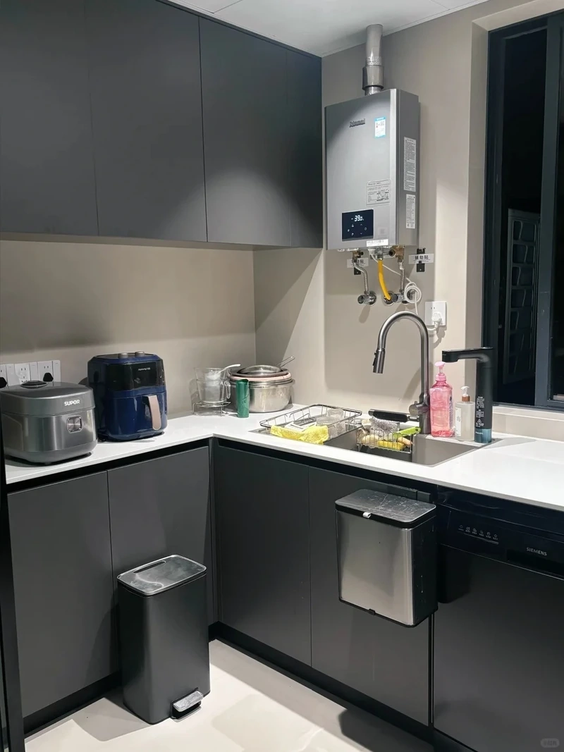 Dễ dàng kết hợp nhờ tủ bếp màu ghi dễ phối màu