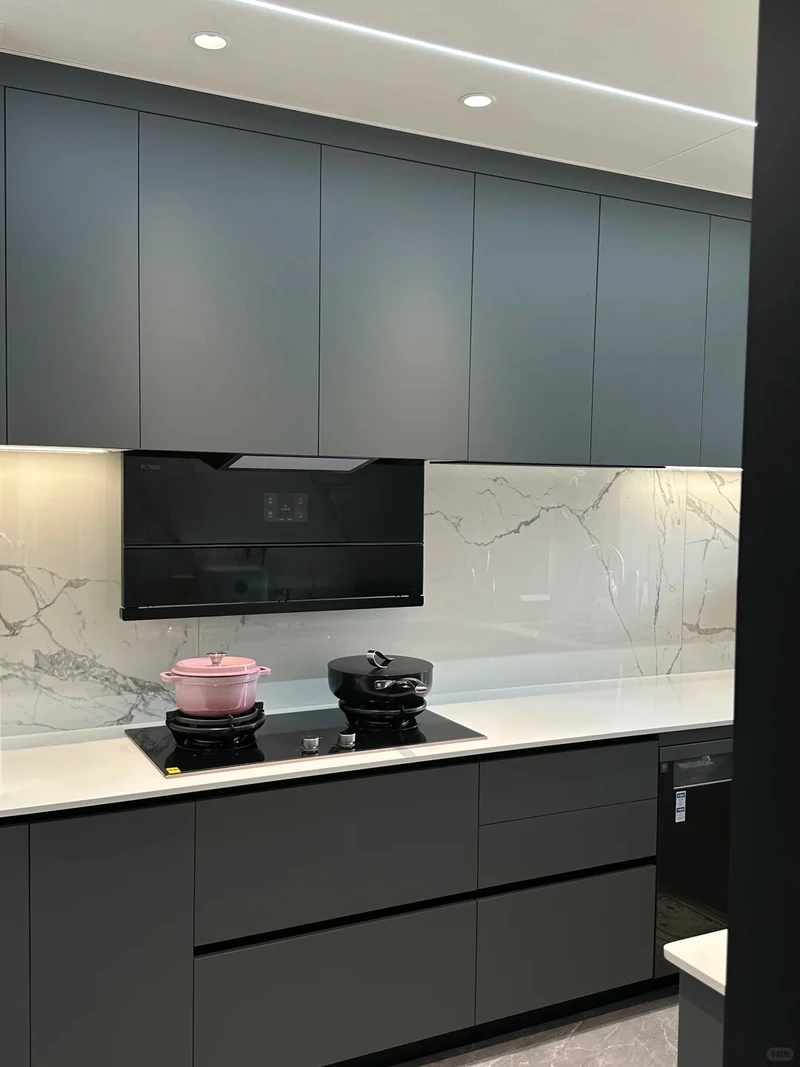 Tạo điểm nhấn với tủ bếp màu ghi thiết kế đẹp