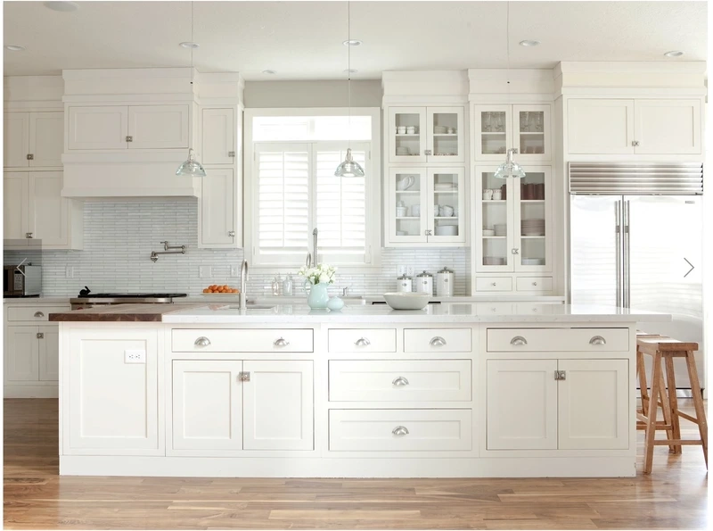 Xu hướng tinh giản từ tủ bếp màu trắng hiện đại