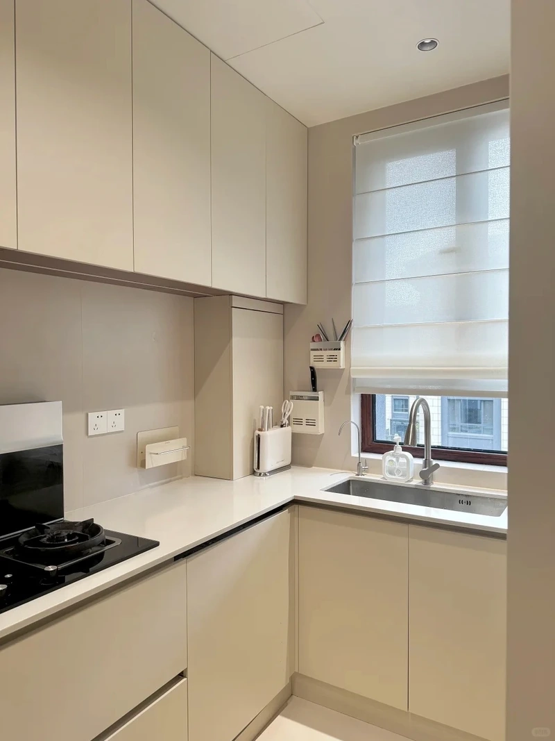 Bố trí khoa học nhờ tủ bếp màu trắng chữ l