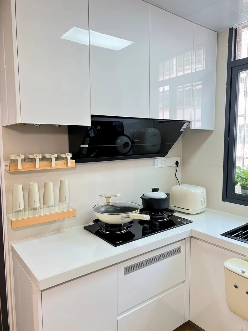 Phù hợp không gian với tủ bếp màu trắng nhà phố