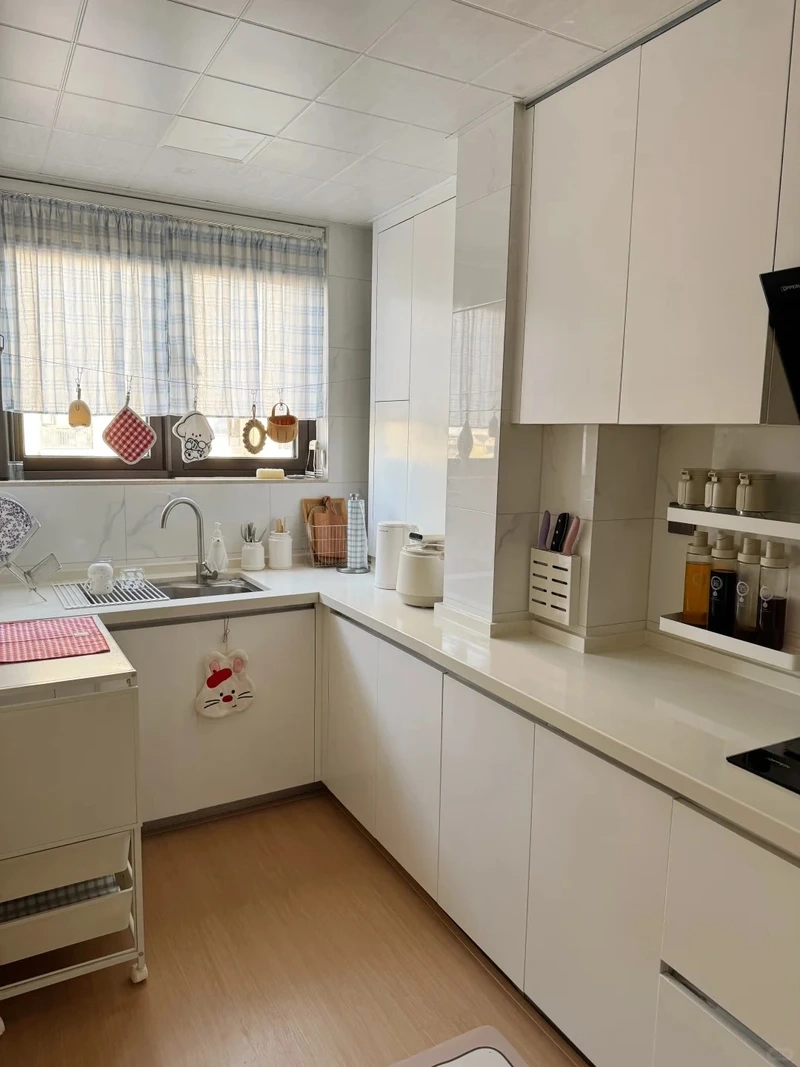 Tối ưu diện tích cùng tủ bếp màu trắng nhỏ gọn