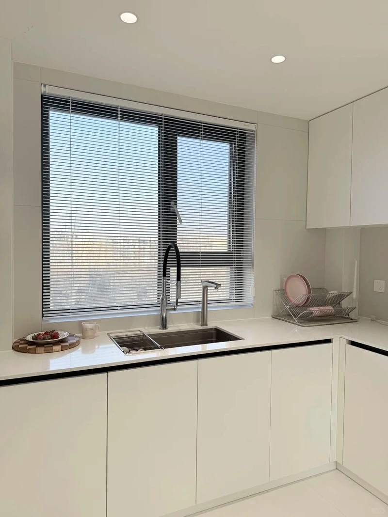 Gu thẩm mỹ cao từ tủ bếp màu trắng tinh tế