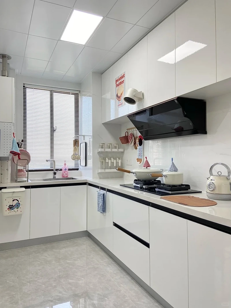 Phong thái nhẹ nhàng của tủ bếp màu trắng thanh lịch