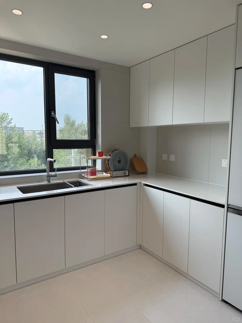 Vẻ đẹp năng động từ tủ bếp màu trắng trẻ trung