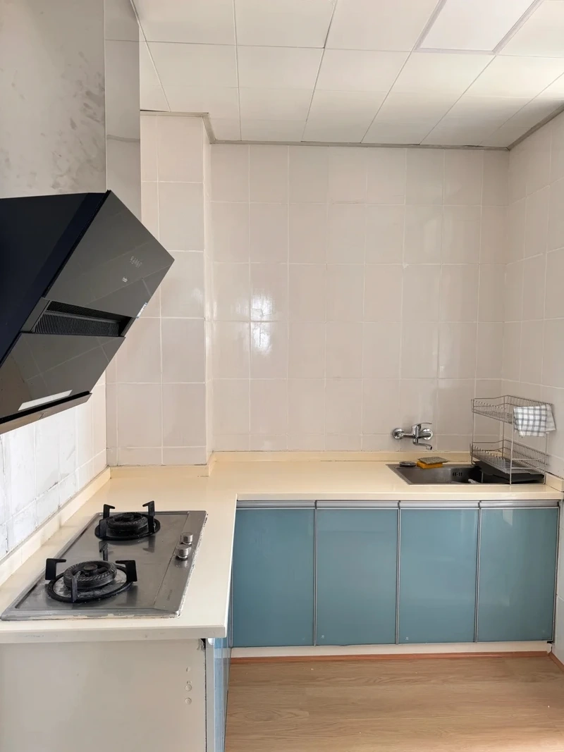 Không gian dịu mát với tủ bếp màu xanh nhạt