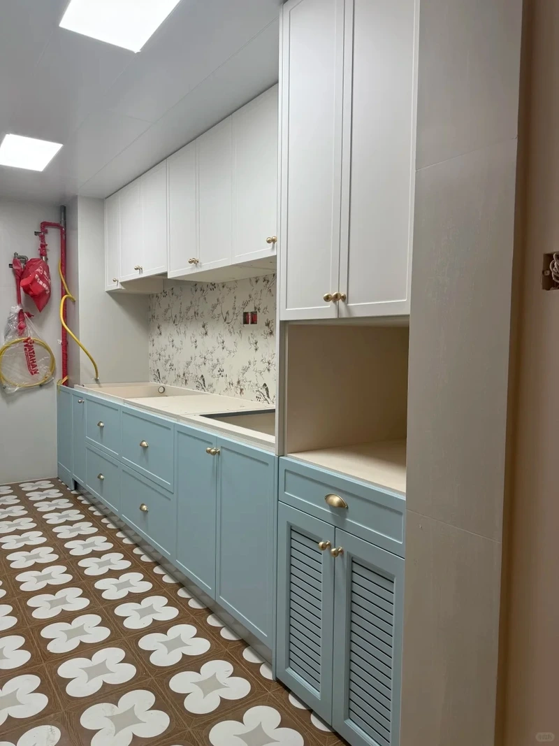 Thiết kế gọn gàng từ tủ bếp màu xanh chữ I