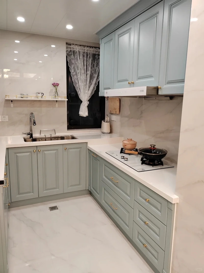 Bố trí khoa học nhờ tủ bếp màu xanh chữ L