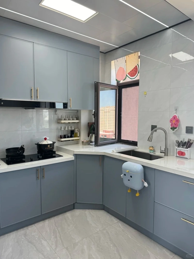 Khẳng định đẳng cấp cùng tủ bếp màu xanh biệt thự