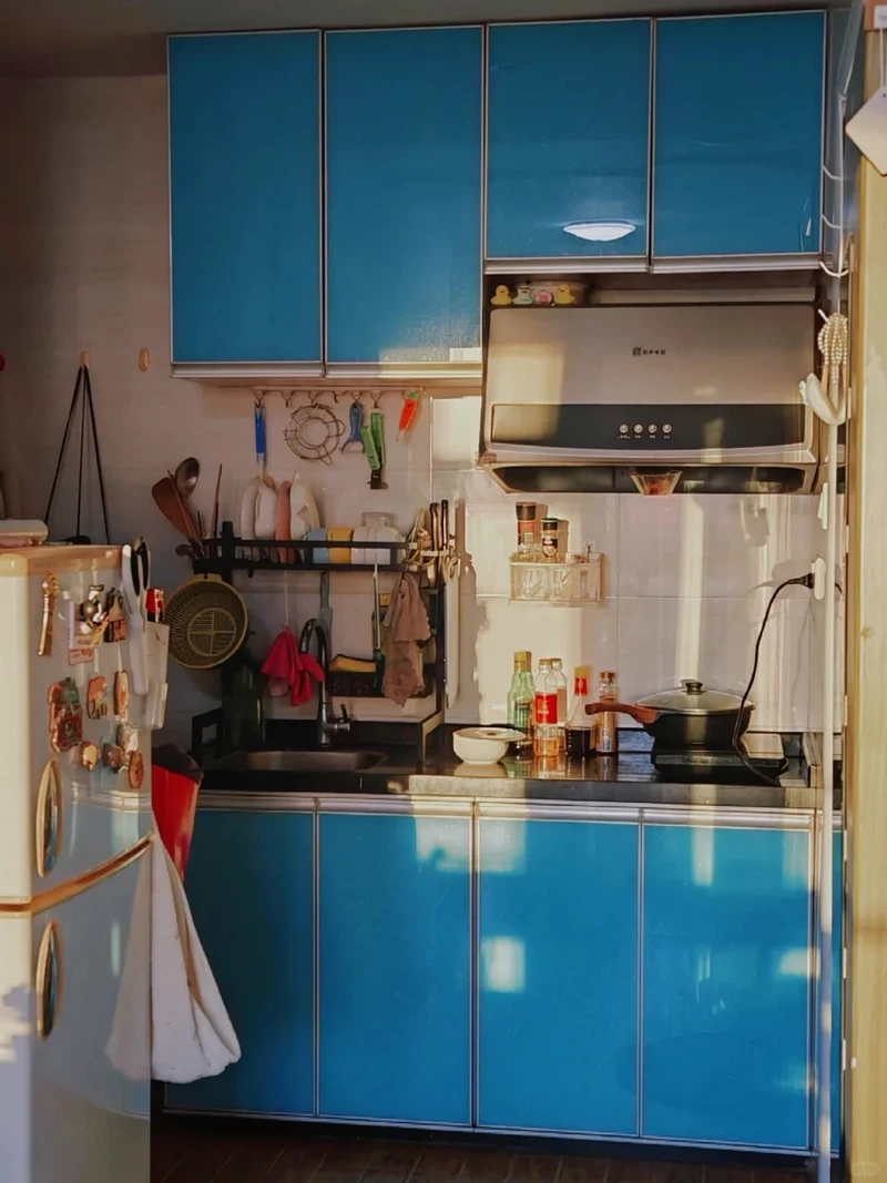 Xu hướng nội thất mới của tủ bếp màu xanh phong cách hiện đại