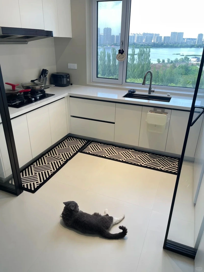 Không gian sáng thoáng cùng tủ bếp melamine màu trắng