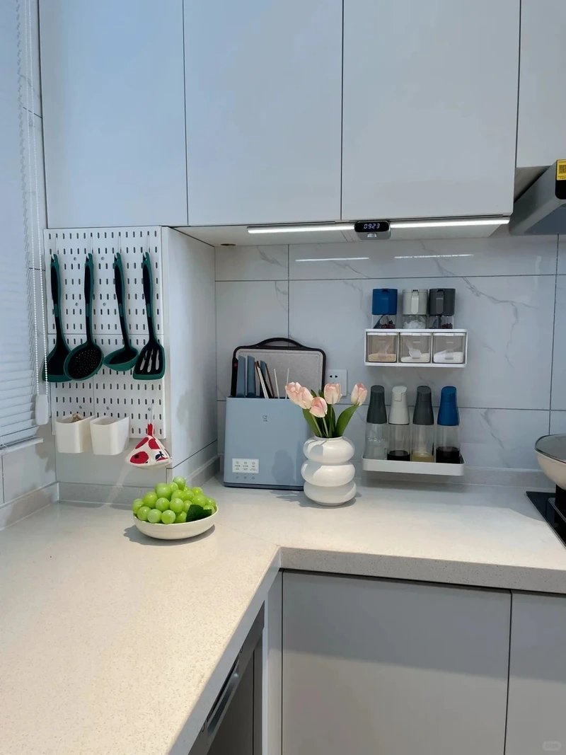 Phong cách tinh giản từ tủ bếp melamine tối giản