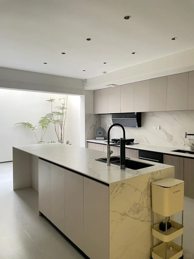 Phong cách trẻ trung với tủ bếp nhà phố acrylic