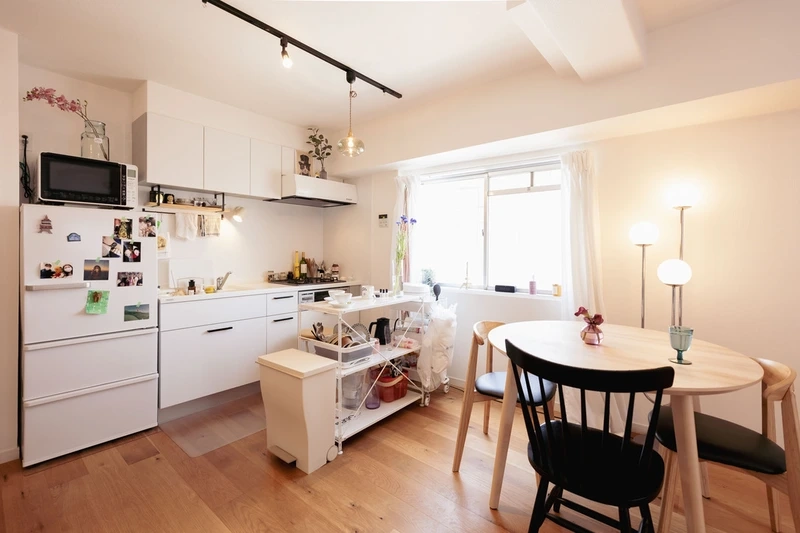 Bố trí gọn gàng cùng tủ bếp nhỏ nhà phố