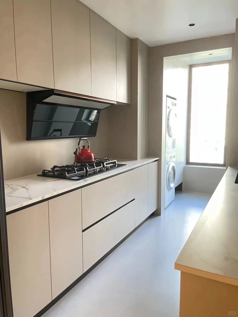 Không gian sáng thoáng cùng tủ bếp nhựa màu trắng