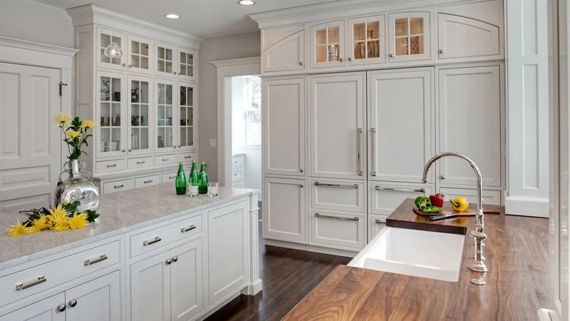 Ấm áp tinh tế nhờ tủ bếp tân cổ điển màu kem