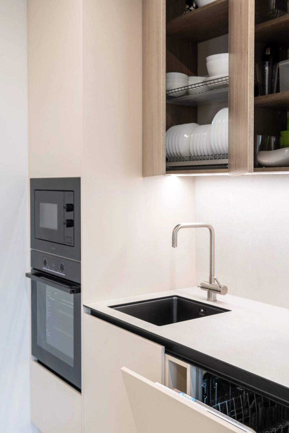 Tủ bếp màu trắng kem sáng thoáng sang trọng