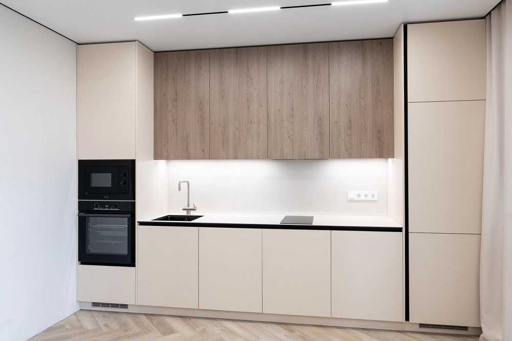 Tủ bếp chữ L màu be tối ưu không gian