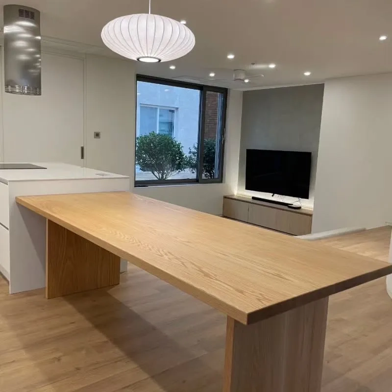 Cách trang trí lọ hoa trên bàn ăn gỗ sồi nga