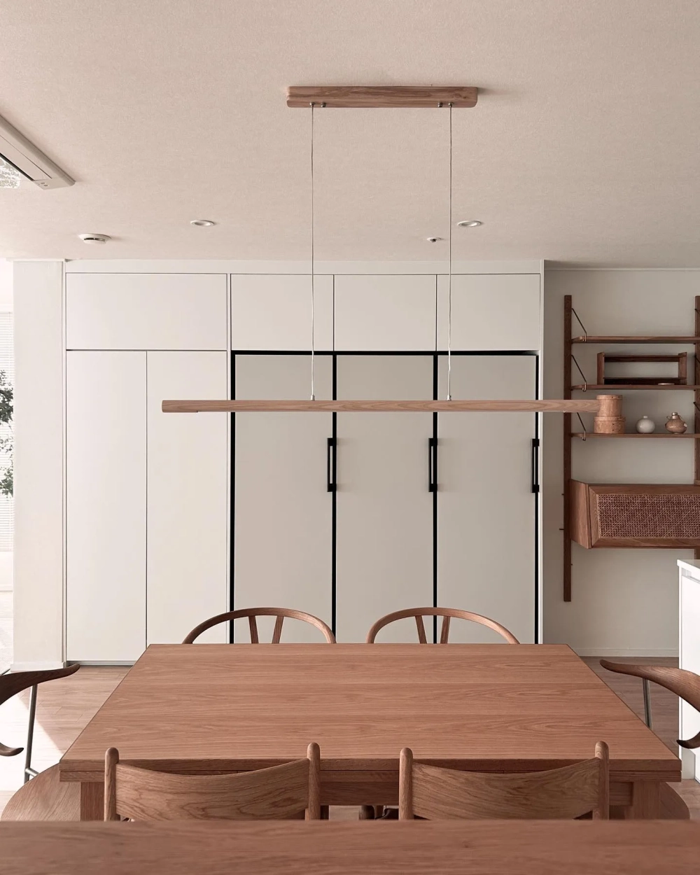 Thiết kế bàn ăn tròn gỗ sồi nga tiết kiệm diện tích