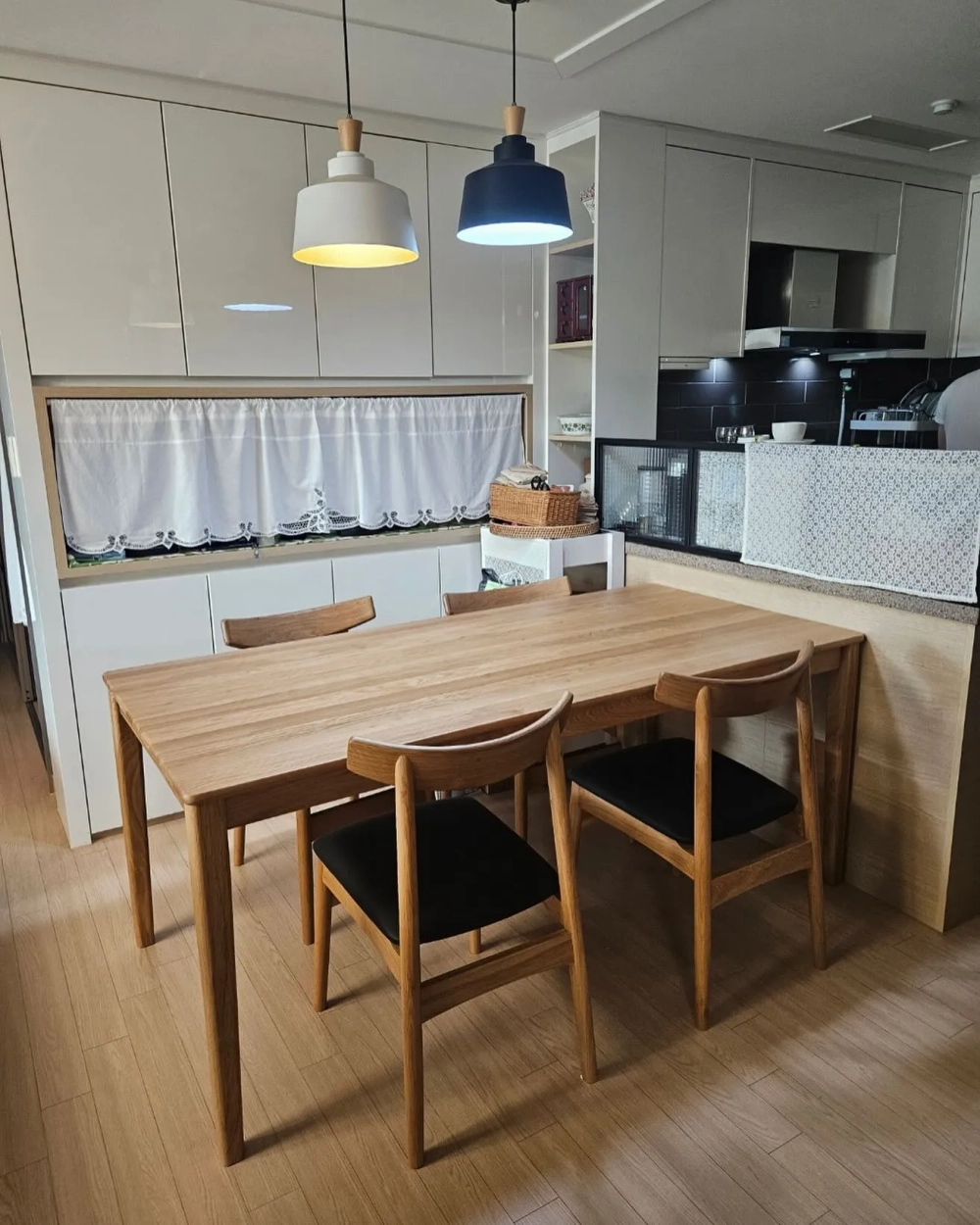 Bàn ăn gỗ sồi mặt kính đen sang trọng