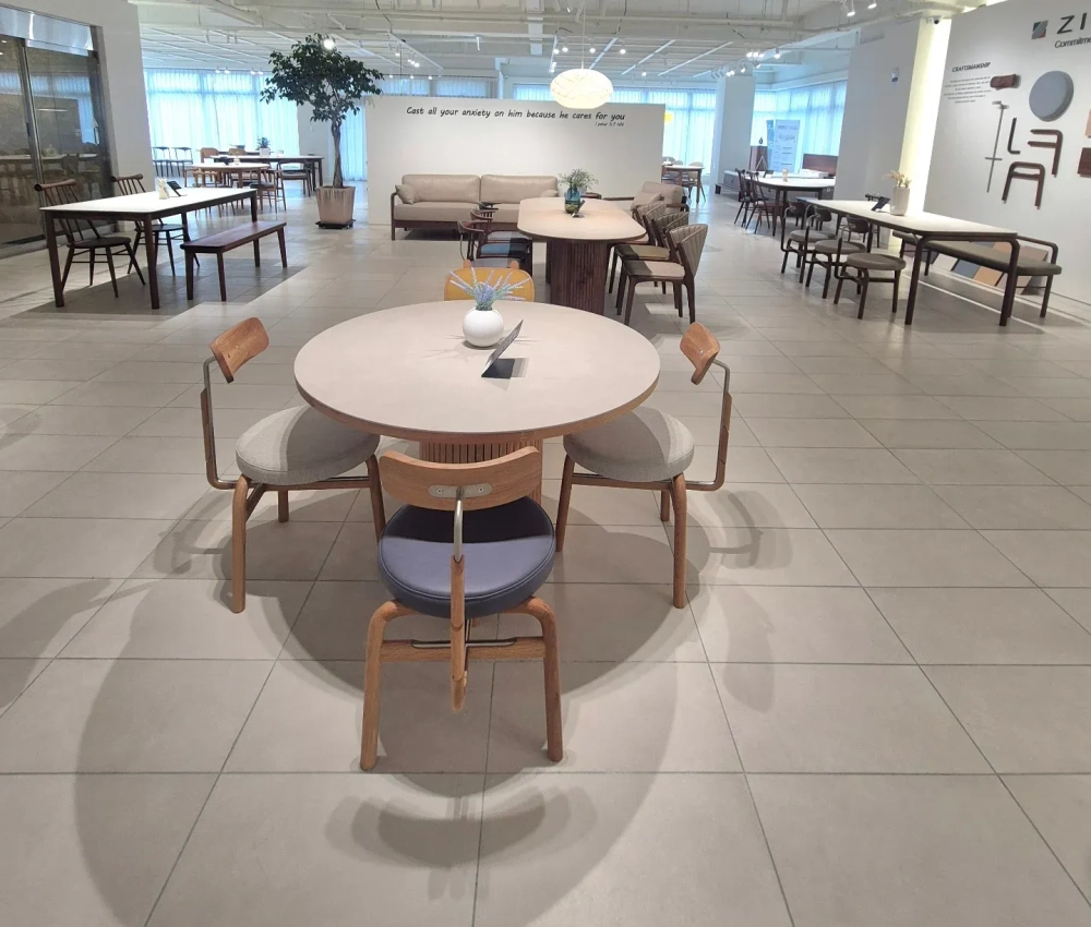 Không gian phòng ăn ấm cúng với nội thất gỗ sồi