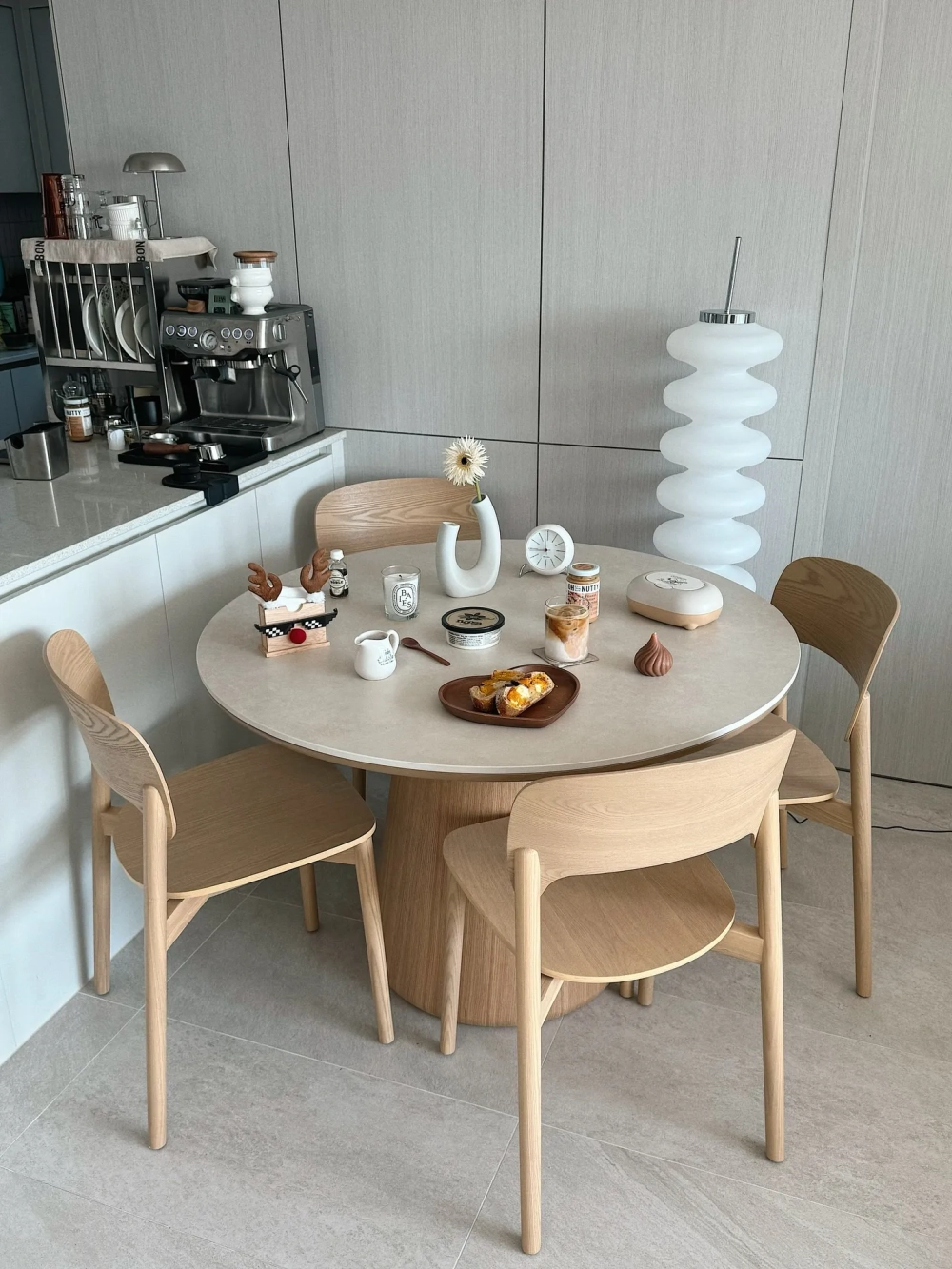 Thiết kế bàn ăn mặt đá Ceramic mỏng nhẹ phong cách tối giản