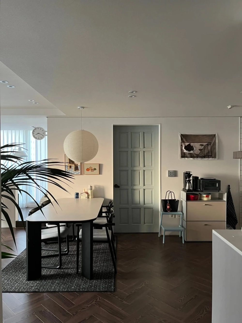 Bàn ăn mặt đá Ceramic xám nhạt chống thấm ố hiệu quả